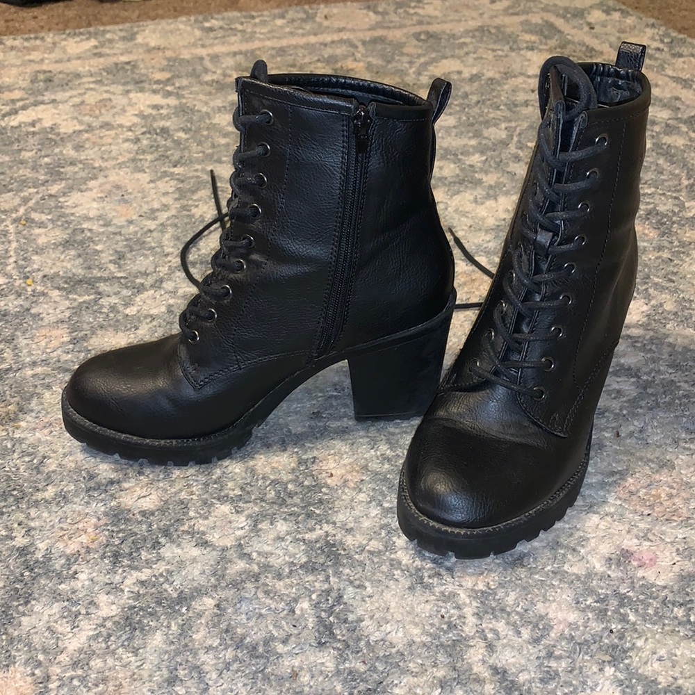 Boots with laces and inner zipper